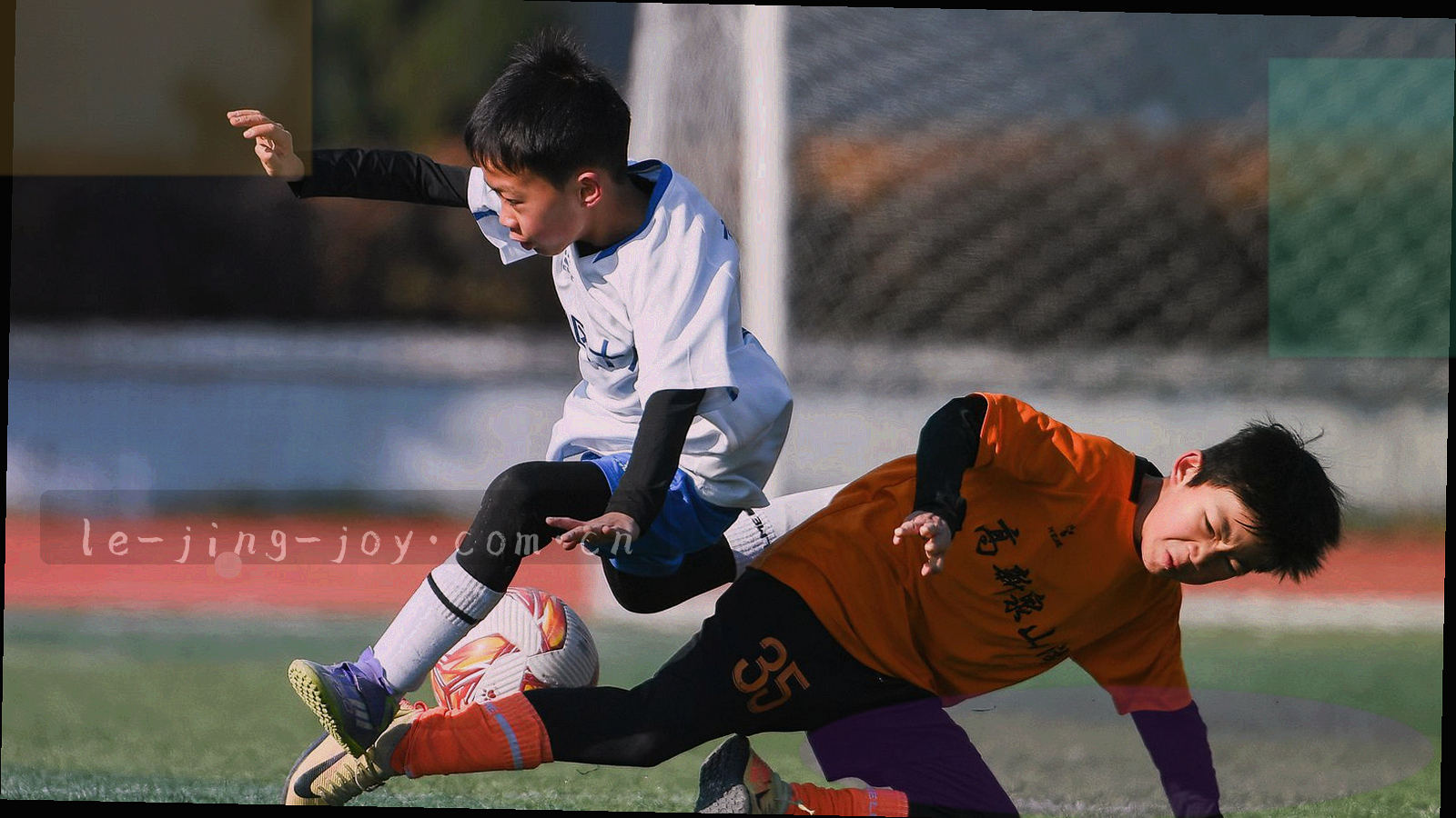 高原城市夜色中的场馆光带与远处山脊轮廓